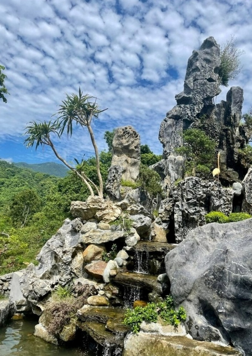 Sau khi xây xong điện thờ, cô nảy ra ý định dựng hòn non bộ nhỏ làm tiểu cảnh. Do thích hòn non bộ có chiều cao bằng ngôi nhà hai tầng ở Ninh Bình nên cô quyết định phải mang về nhà.