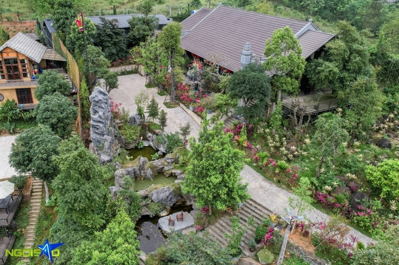 Cô giữ nguyên một bãi đá tự nhiên có sẵn, đổ thêm đất để trồng cây tô điểm cho cảnh quan luôn xanh mướt.