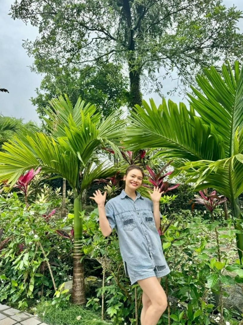 Tại đây, NSND Phạm Phương Thảo cho trồng cây xanh, cây ăn quả và hoa trang trí, tạo nên không gian vô cùng xanh mát, trong lành và gần gũi với thiên nhiên.