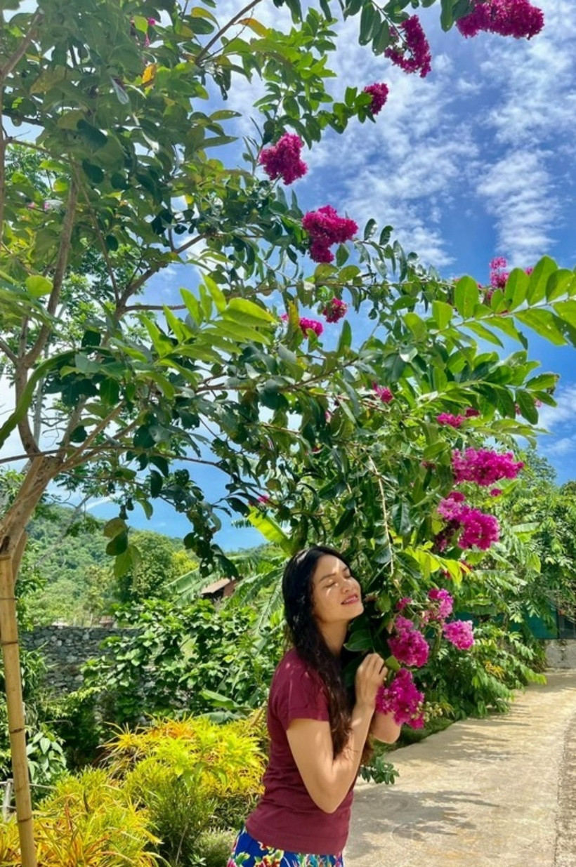 Bên cạnh không gian sân vườn xanh mướt, NSND Phạm Phương Thảo cho xây điện thờ, nhà nghỉ, đắp hòn non bộ, đổ đường... nương theo địa hình đồi núi.