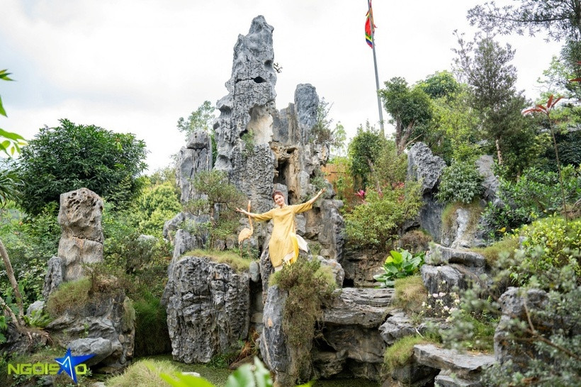 Hòn non bộ được xây dựng bằng đá tự nhiên trở thành một điểm nhấn nổi bật trong nhà vườn của NSND Phạm Phương Thảo. Vào mùa mưa, nước từ đây chảy xuống dòng suối nhỏ khiến cả khu vườn luôn có tiếng róc rách.