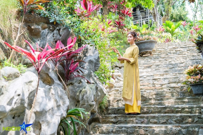 Được biết, ban đầu, cô xây nhà vườn này để làm chốn nghỉ ngơi cuối tuần. Tuy nhiên, sau một thời gian, cô cảm thấy đây chính là nơi mình thuộc về và những xô bồ nơi phố thị không còn phù hợp.