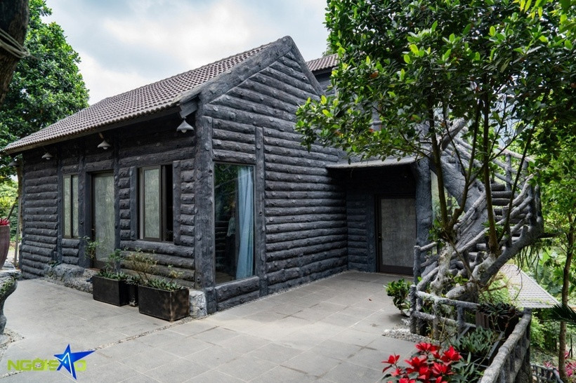 Trong khuôn viên có một nhà 2 tầng với 8 phòng ngủ được Phạm Phương Thảo xây cạnh chòi lục giác làm nơi nghỉ ngơi cho bản thân, bạn bè đến chơi và người giúp việc.