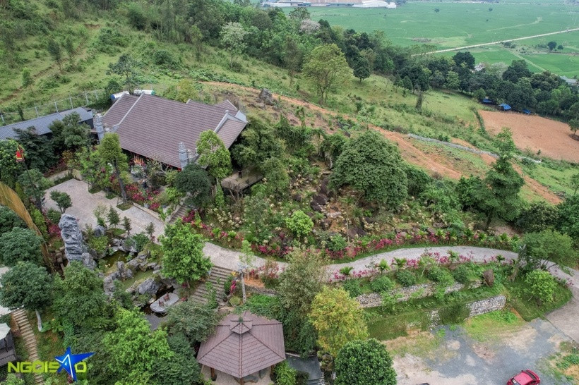 Mảnh đất này có địa thế tầng dốc, dưới đất với nhiều khối đá to nên nữ nghệ sĩ mất nhiều thời gian, công sức để cải tạo.