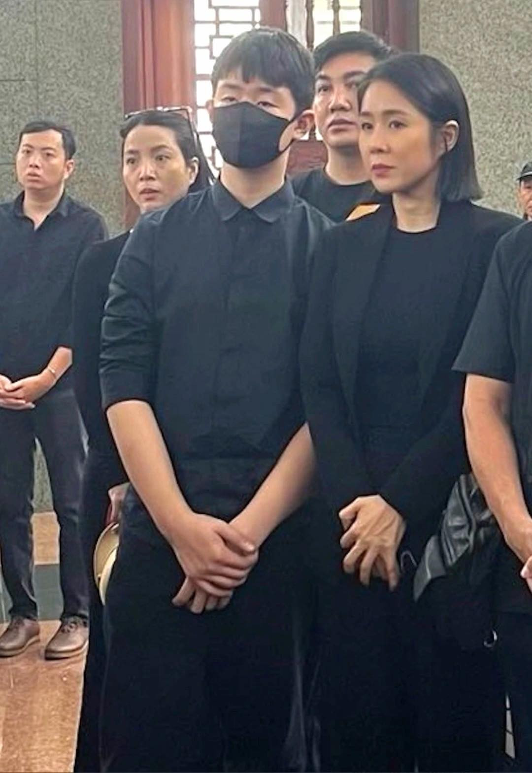 Con trai Lê Phương nghẹn ngào đến viếng Quý Bình