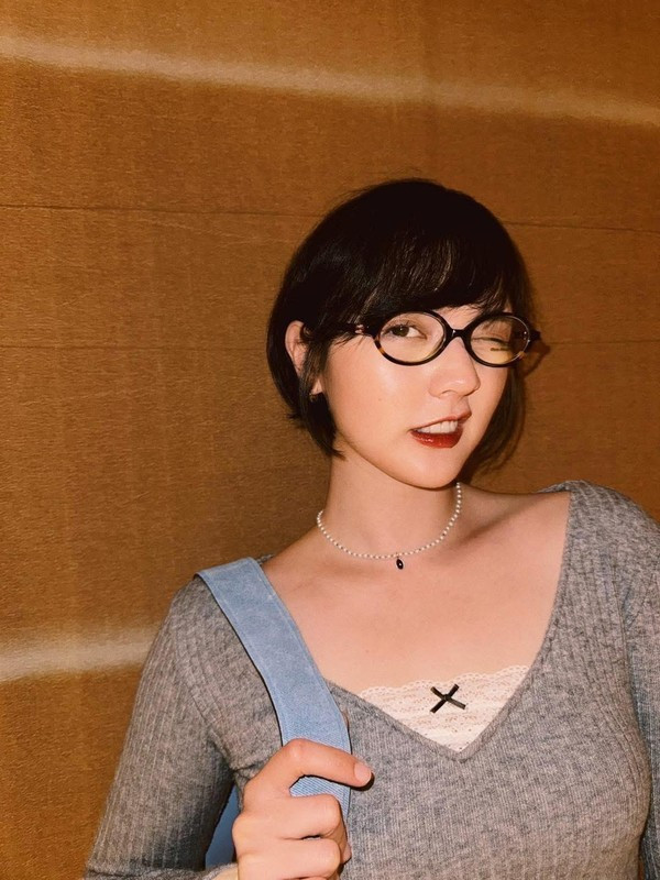 'Nàng thơ' của Sơn Tùng gây chú ý sau khi 'xuống tóc' và phong cách retro khác lạ - Ảnh 2.