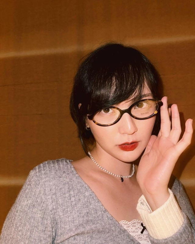 'Nàng thơ' của Sơn Tùng gây chú ý sau khi 'xuống tóc' và phong cách retro khác lạ - Ảnh 1.