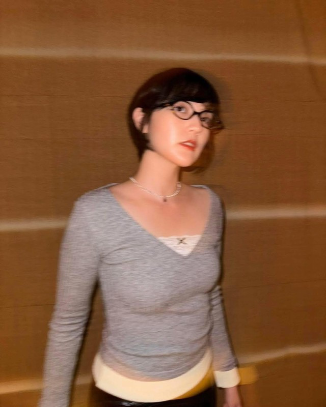 'Nàng thơ' của Sơn Tùng gây chú ý sau khi 'xuống tóc' và phong cách retro khác lạ - Ảnh 3.