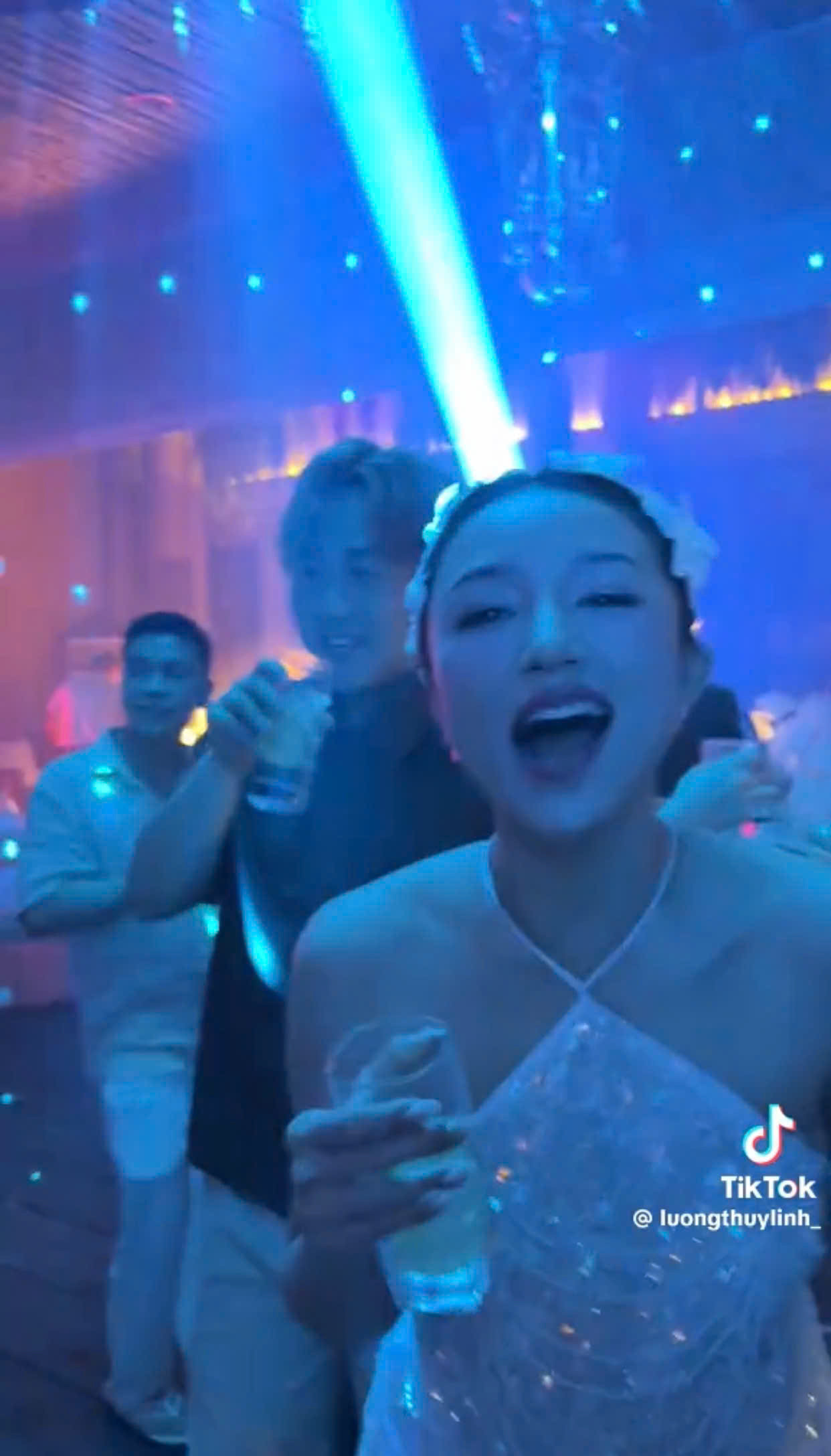 Lộ cảnh tượng hãi hùng trong phòng ở của Hoa hậu đình đám Vbiz Mang nhục thật sự