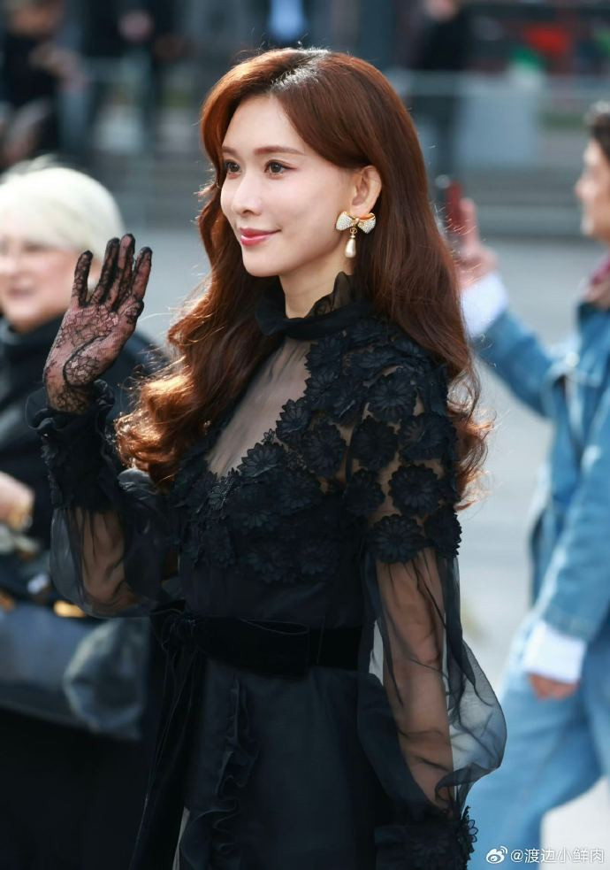 Sắc vóc tuổi 50 của Lâm Chí Linh siêu mẫu số một xứ Đài