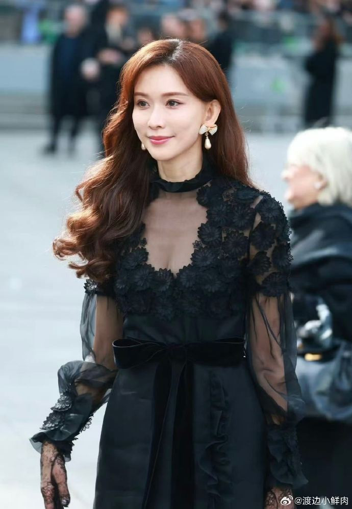 Sắc vóc tuổi 50 của Lâm Chí Linh siêu mẫu số một xứ Đài