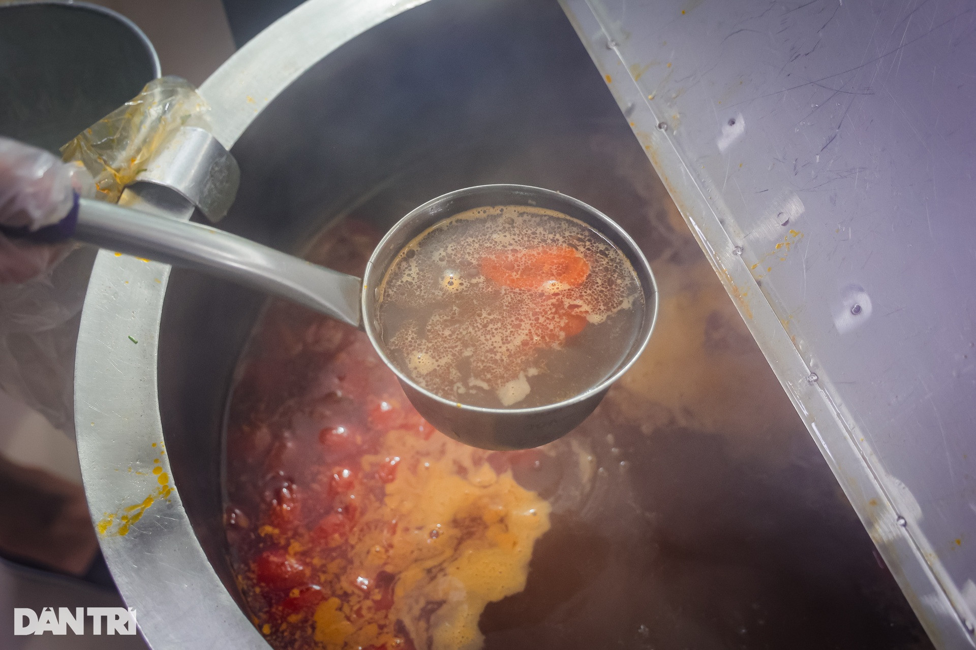 Hồng Đăng dắt xe cho khách, phụ vợ bê bún, mỗi ngày bán 500 bát - Ảnh 3.