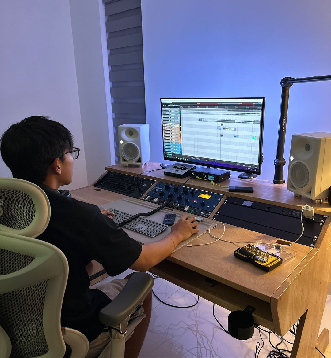 Từng bật khóc trên sân khấu vì một người, HIEUTHUHAI hiện đang sống trong không gian thế nào?- Ảnh 9.