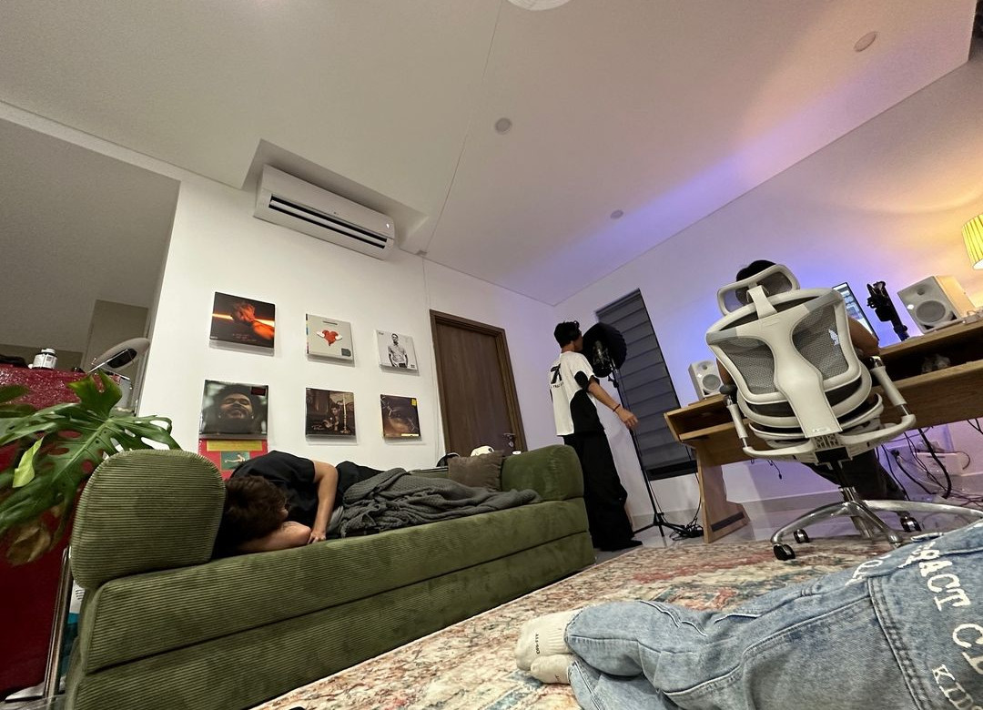 Từng bật khóc trên sân khấu vì một người, HIEUTHUHAI hiện đang sống trong không gian thế nào?- Ảnh 10.