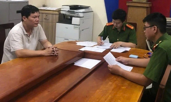 Điểm lại những vụ bám nắp capo ô tô gây 'dậy sóng' mạng xã hội