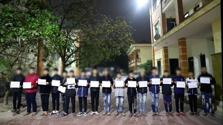 Công an tạm giữ nhóm thanh niên vô cớ chém người đi đường. (Ảnh: Công an Bắc Ninh)