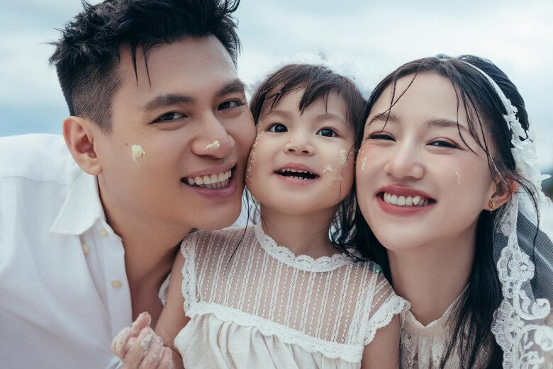 Bé Pam chiếm 'spotlight' trong đám cưới bố mẹ như thế nào? - Ảnh 10.