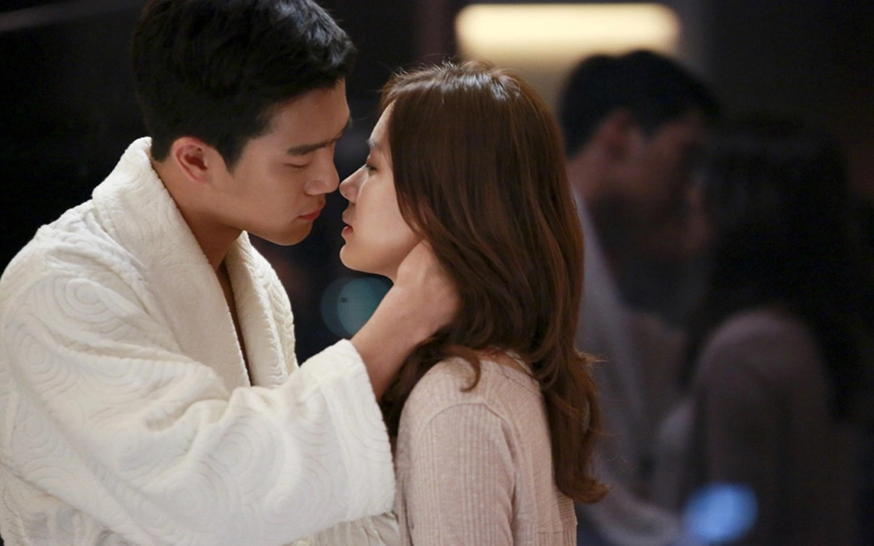 Chồng tỏ ra yêu thương, vợ sụp đổ khi biết anh ta cố giả tạo để che dấu việc làm đáng sợ - Ảnh 2.