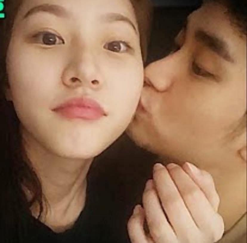 Lộ ảnh Kim Soo Hyun hôn Kim Sae Ron năm 16 tuổi