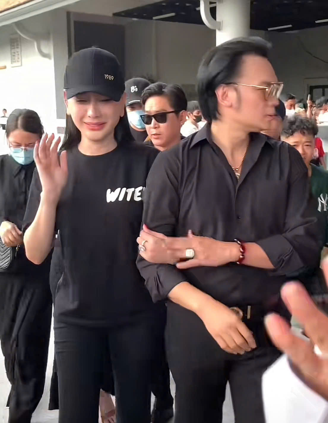 Nóng Lâm Khánh Chi bật khóc kể Quý Bình bán nhà 1 mình ra nước ngoài trị bệnh