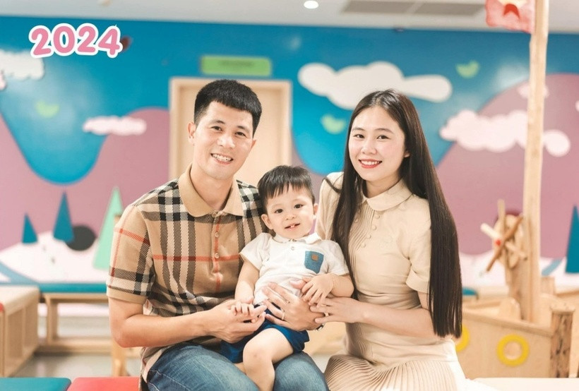 Tiền vệ Đình Trọng bên bà xã và con trai.