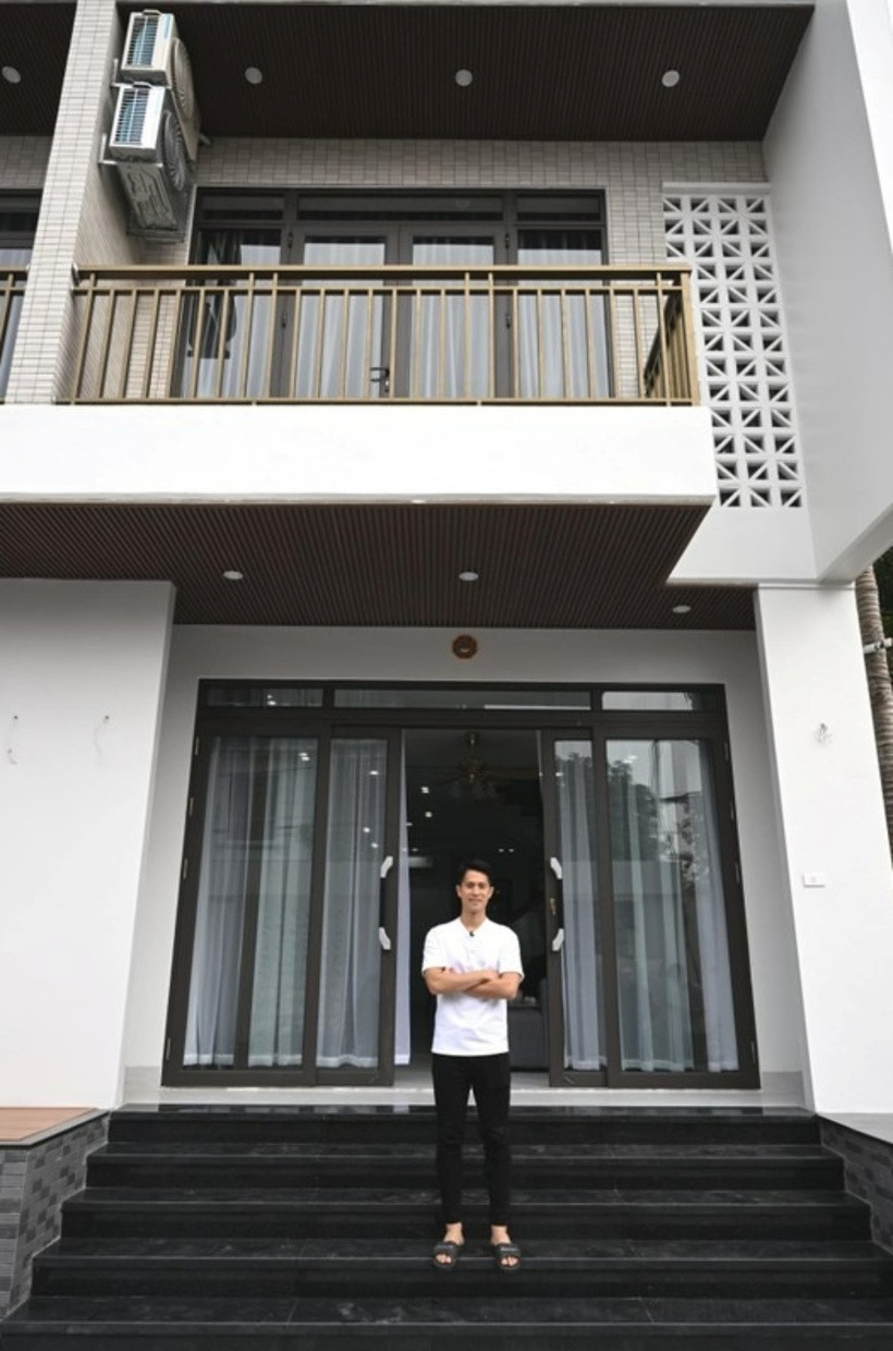 Căn nhà lấy tone màu trắng làm chủ đạo, kết hợp với màu đen và màu nâu vàng của cổng nhà, khung cửa càng khiến cho không gian sang trọng hơn.