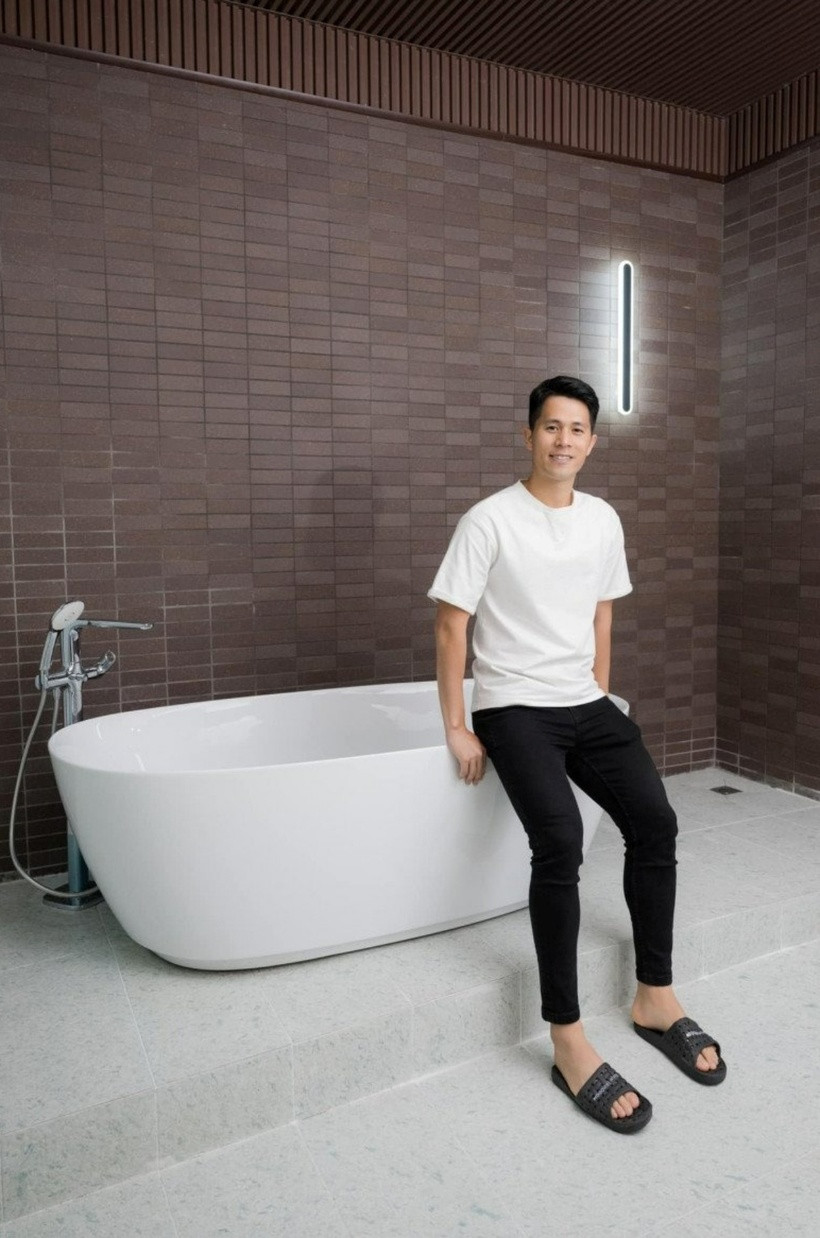 Theo anh, phòng tắm là nơi các thành viên và anh thư giãn sau một ngày lao động vất vả, vì thế, các thiết bị nội thất đều có chất lượng cao và được nhập khẩu từ nước ngoài.