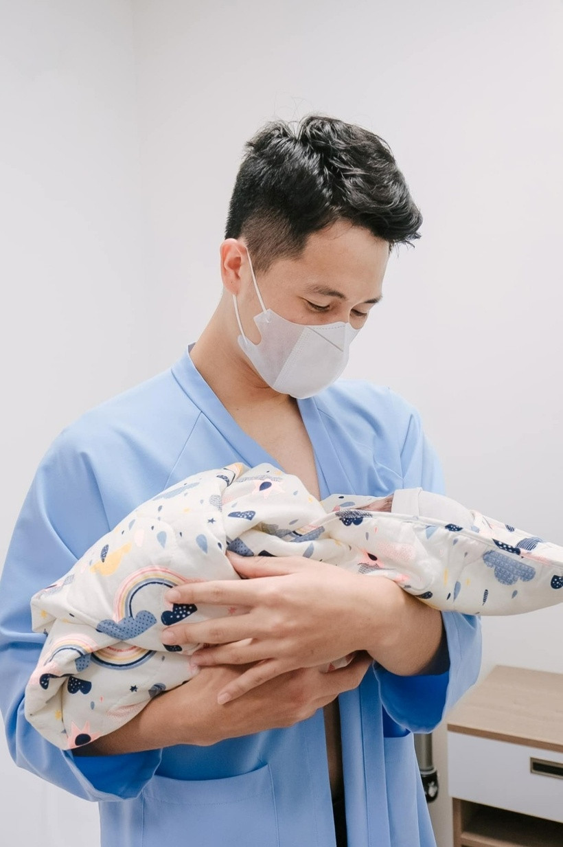 Năm 2022 đánh dấu nhiều bước ngoặt trong sự nghiệp và cuộc sống của Đình Trọng. Ngoài việc chuyển tới thi đấu cho CLB Bình Định, hoàn thành ngôi nhà mới cho bố mẹ, anh còn kết hôn với bạn gái Huyền Trang và đón con trai đầu lòng.