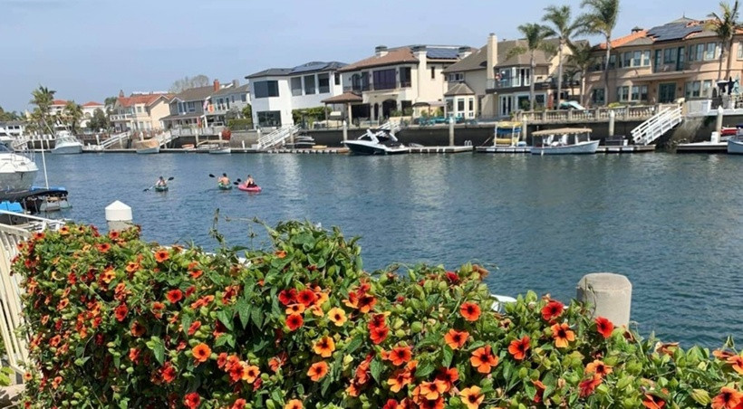 Biệt thự đầu tiên nằm trong khu nhà giàu, cạnh vịnh biển với diện tích hàng trăm mét vuông, nội thất sang trọng và tiện nghi đẳng cấp.