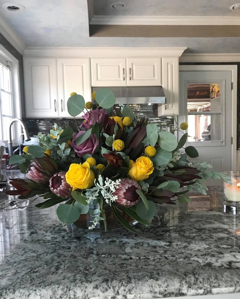 Phòng bếp và khu bàn ăn với thiết kế sang trọng, lịch sự, nằm ngay cạnh cửa phía sau thông thoáng. Đây là nơi lý tưởng để cả gia đình thưởng thức những bữa ăn ngon miệng trong không khí ấm cúng.