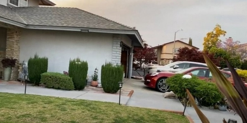 Biệt thự này rất rộng rãi, với phần sân được đến 7 chiếc ô tô. Đặc biệt, cơ ngơi được đầu tư không gian sân vườn khá lớn với rất nhiều cây cối, tiểu cảnh.