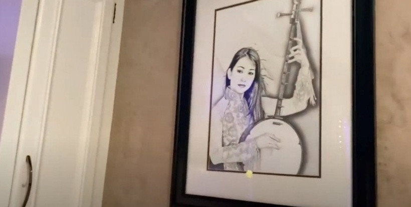 Trên tường còn treo nhiều tranh mang phong cách truyền thống, trong đó có bức tranh Hương Thủy ôm đàn vô cùng xinh đẹp.