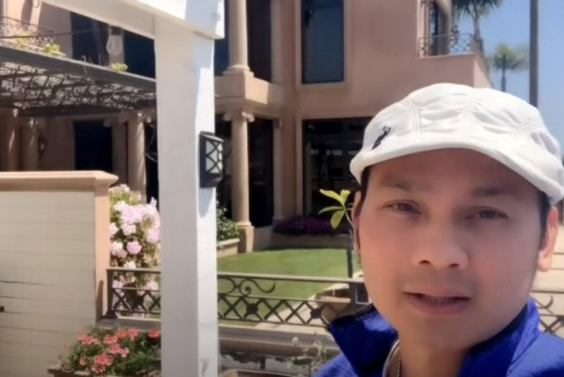 Nhìn từ bên ngoài, căn biệt thự vô cùng xinh đẹp với những chùm hoa, thảm cỏ xanh mướt. Đây đích thị là nơi nghỉ dưỡng lý tưởng cho cả gia đình.