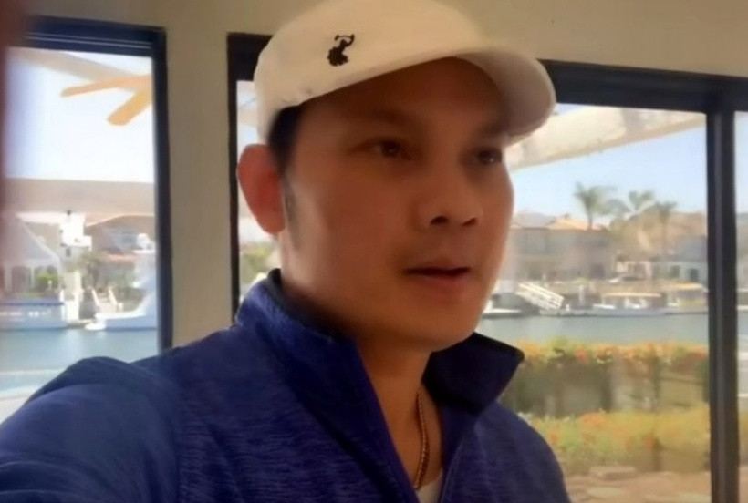 Từ trong nhà có thể ngắm toàn cảnh vịnh cùng không gian nên thơ phía ngoài qua ô cửa kính lớn.