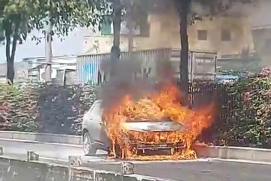 Đang chạy trên đường, ô tô 5 chỗ bốc cháy ngùn ngụt