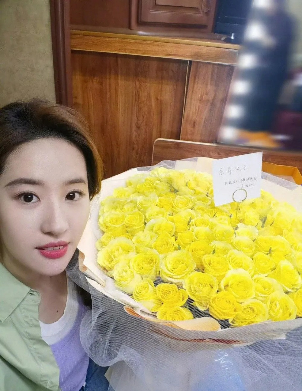 Lưu Diệc Phi vướng tin đồn hẹn hò doanh nhân U60