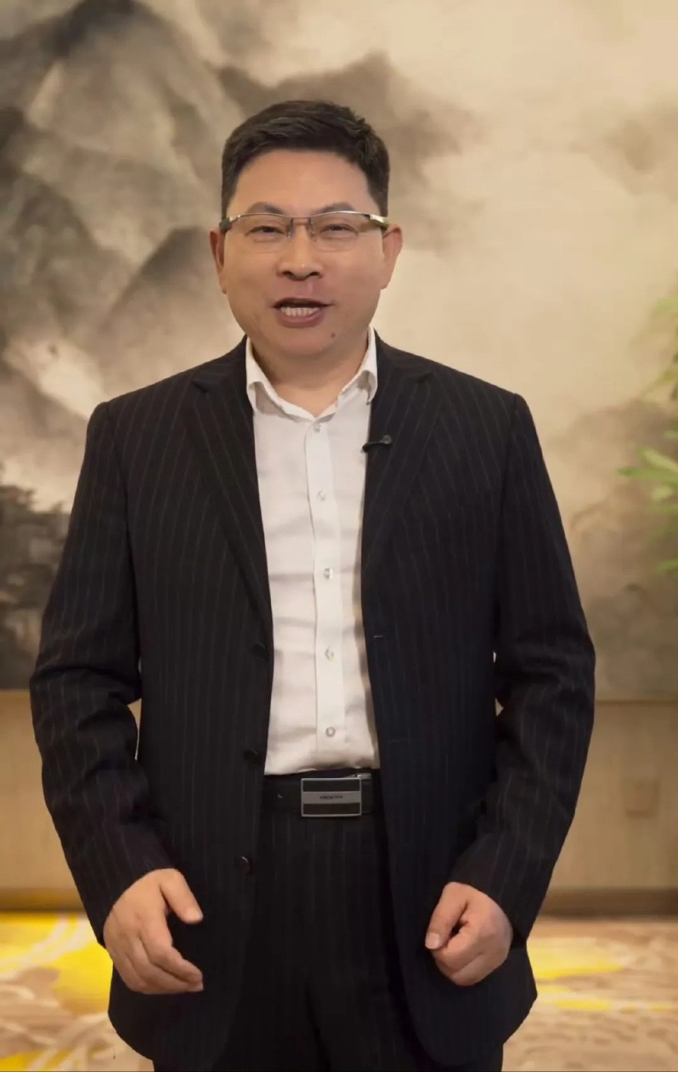 Lưu Diệc Phi vướng tin đồn hẹn hò doanh nhân U60