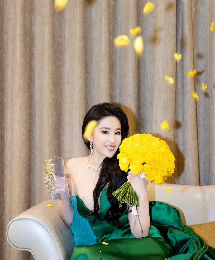 Lưu Diệc Phi vướng tin đồn hẹn hò doanh nhân U60