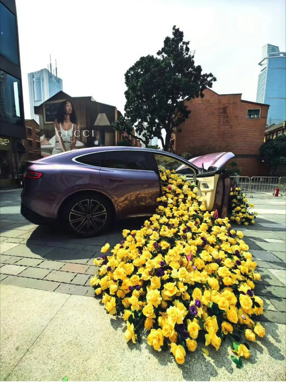 Lưu Diệc Phi vướng tin đồn hẹn hò doanh nhân U60