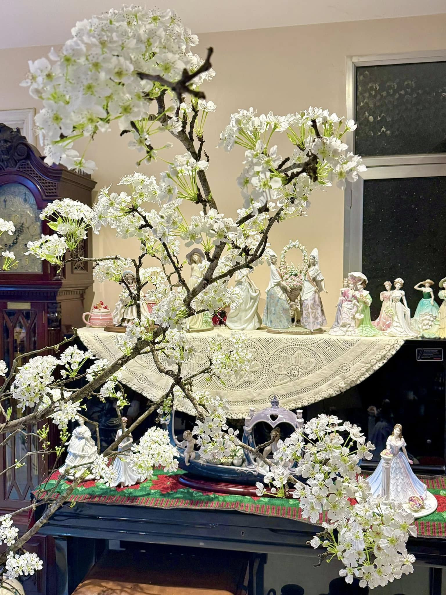 Hoa lê vào mùa, cách cắm hoa lê sang trọng, lâu tàn và theo phong thủy những người thuộc 3 mệnh sau cắm hoa lê rất tốt- Ảnh 2.