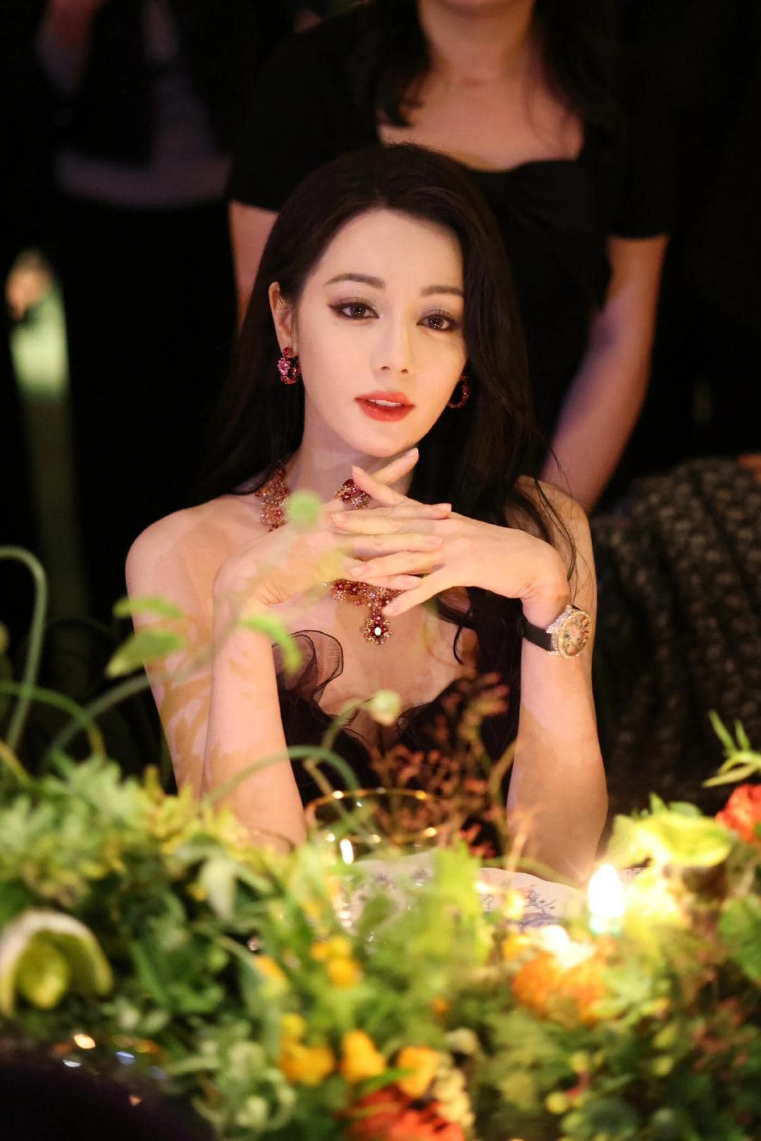 Chỉ 13s Địch Lệ Nhiệt Ba gây sốt với visual hoa nhường nguyệt thẹn ở tiệc Dior