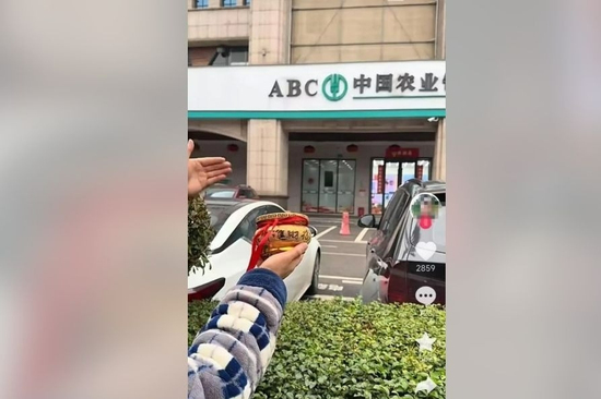 Chuyện gì đang diễn ra ở Trung Quốc: Sau tin đồn khó hiểu, nhà nhà đổ xô ra ngân hàng để làm chuyện này