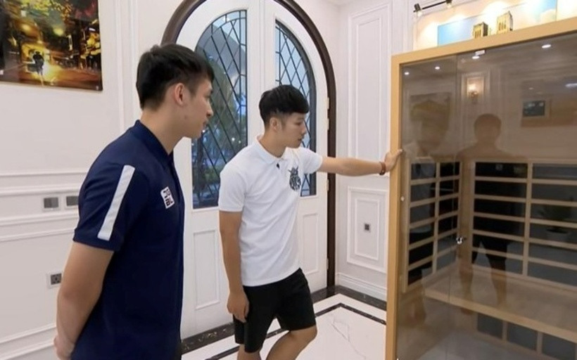 Chiếc máy xông hơi hồng ngoại được đặt ở một góc trong biệt thự. Món đồ này chính là trợ thủ đắc lực của nam cầu thủ mỗi khi gặp chấn thương.