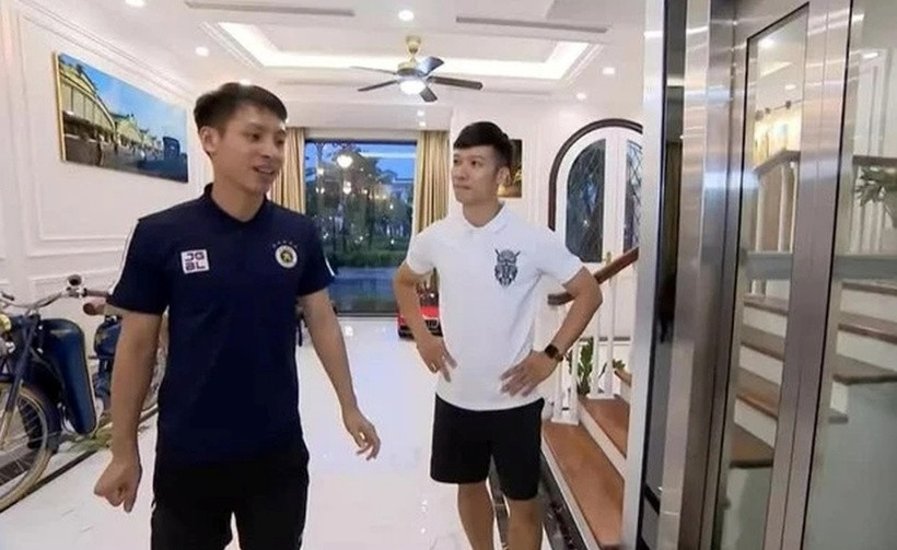 Đặc biệt, nam cầu thủ cho lắp đặt thang máy trong nhà để thuận tiện di chuyển giữa các tầng.
