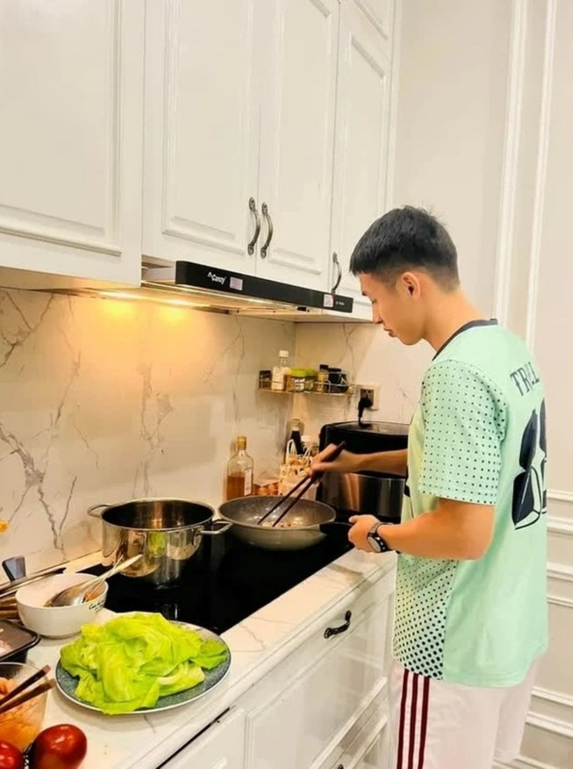 Phòng bếp cũng lấy màu trắng làm tông màu chủ đạo. Nam tiền vệ không ngại vào bếp nấu ăn cho gia đình.