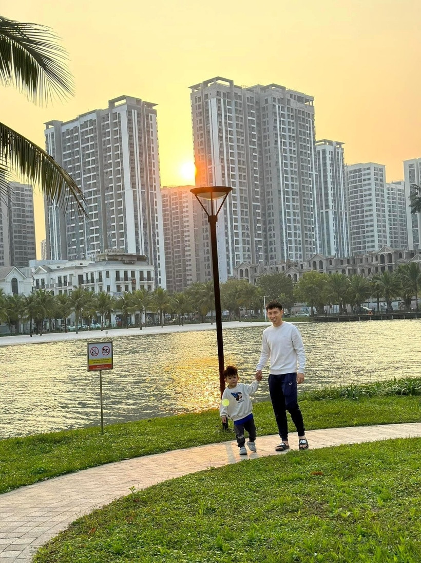 Ngoài thời gian tập luyện và thi đấu, Hùng Dũng thường về nhà để cùng vợ chăm lo cho con trai.