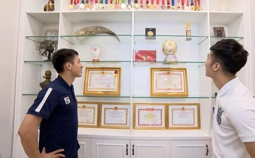 Trong căn biệt thự, Hùng dũng dành một góc để trưng bày giải thưởng và bằng khen trong sự nghiệp bóng đá.