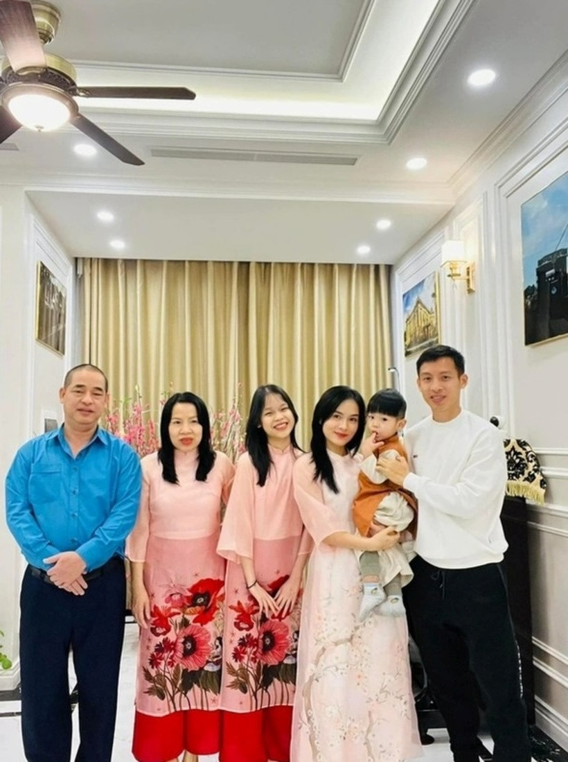 Hiện tại, anh đang sống cùng vợ, con và bố mẹ trong căn biệt thự 5 tầng thuộc khu đô thị cao cấp của Hà Nội. Được biết, đến nay Hùng Dũng và vợ là Mộc Trinh đã về chung một nhà 6 năm và có một em bé.