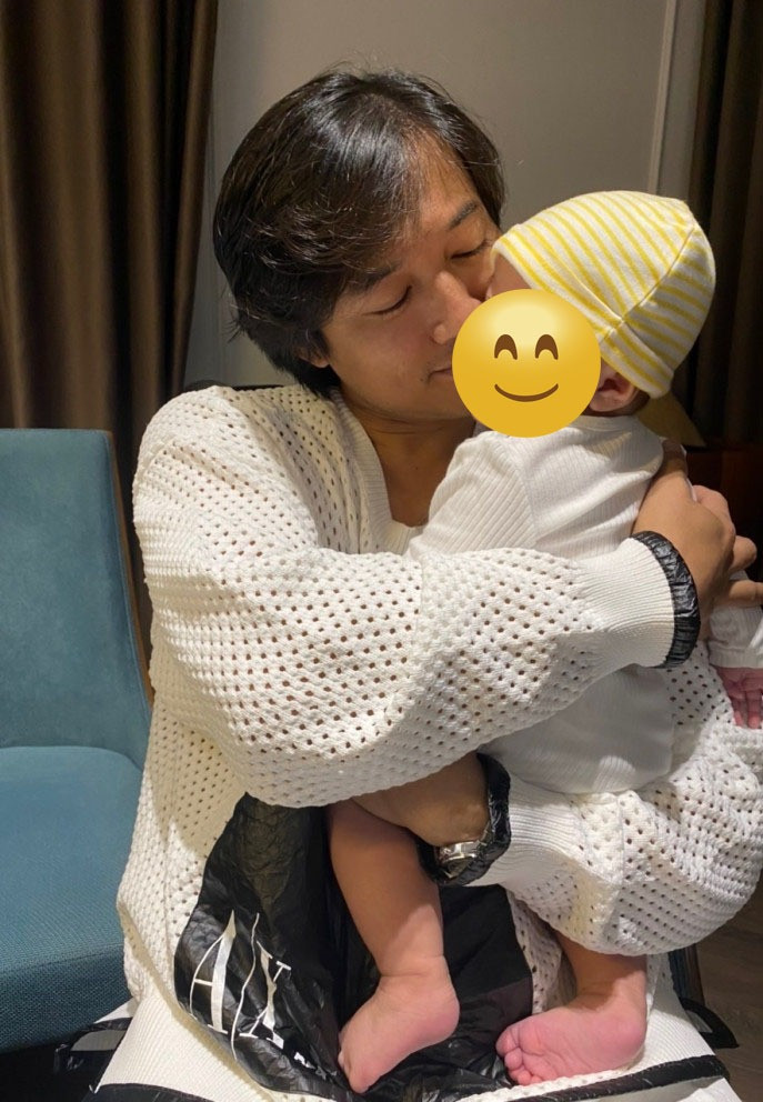 Con trai Quý Bình gạt nước mắt cho mẹ trong tang lễ cha