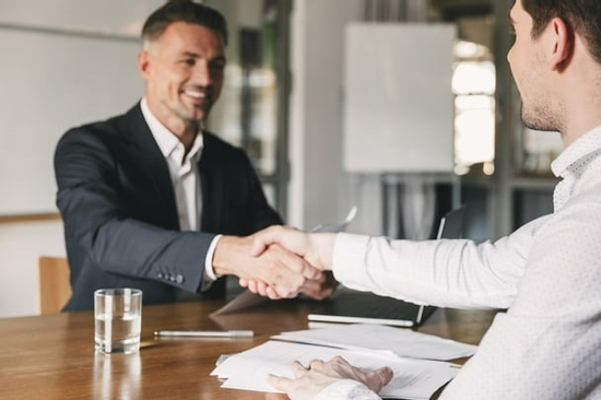 Đi phỏng vấn xin việc nhầm công ty, được nhận vì công ty cũng nhầm
